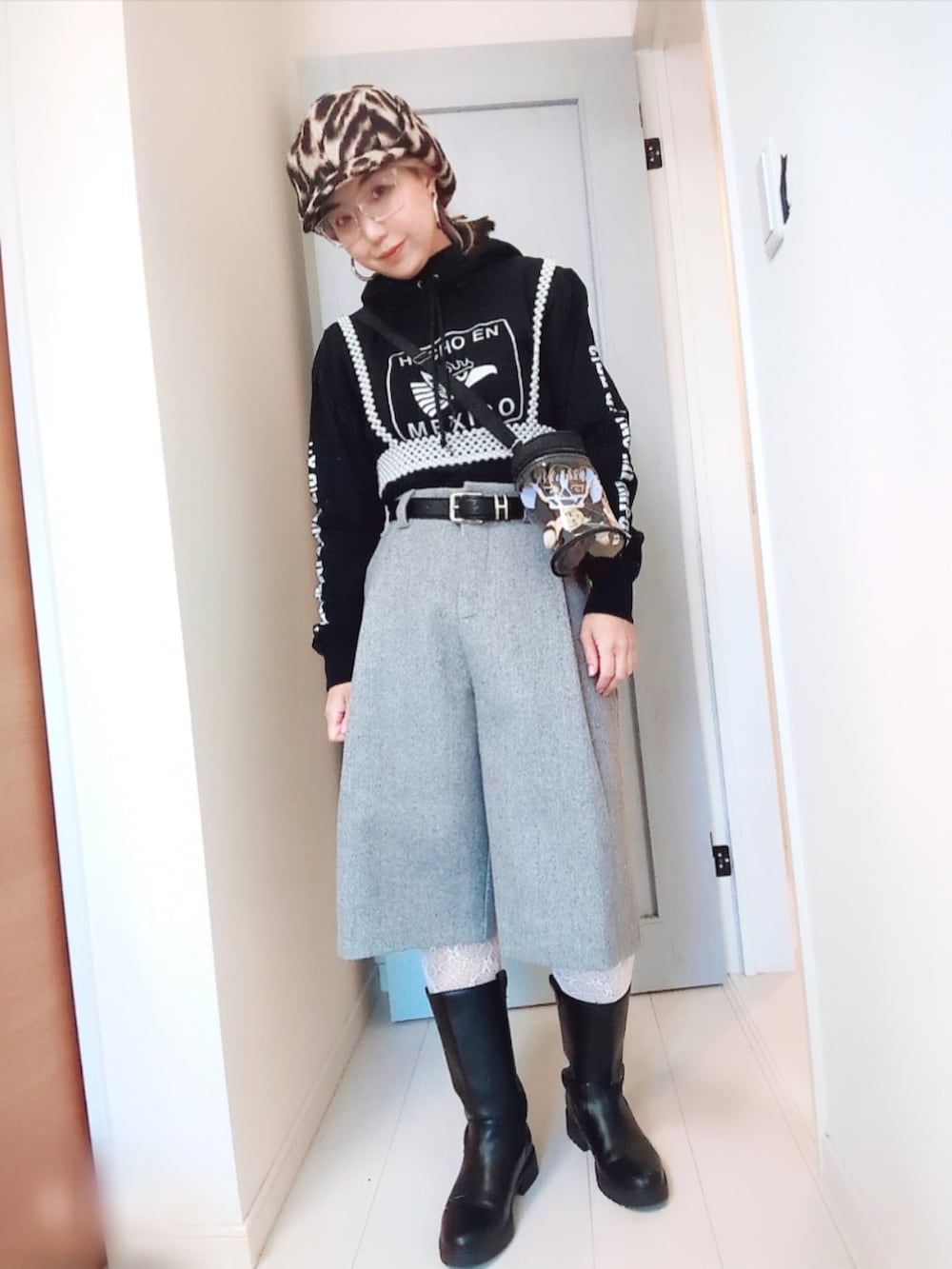 ブラック系のパーカー、グレー系のその他パンツ、ベージュ系のキャップを着用したレディースの春コーディネートの4枚目の写真