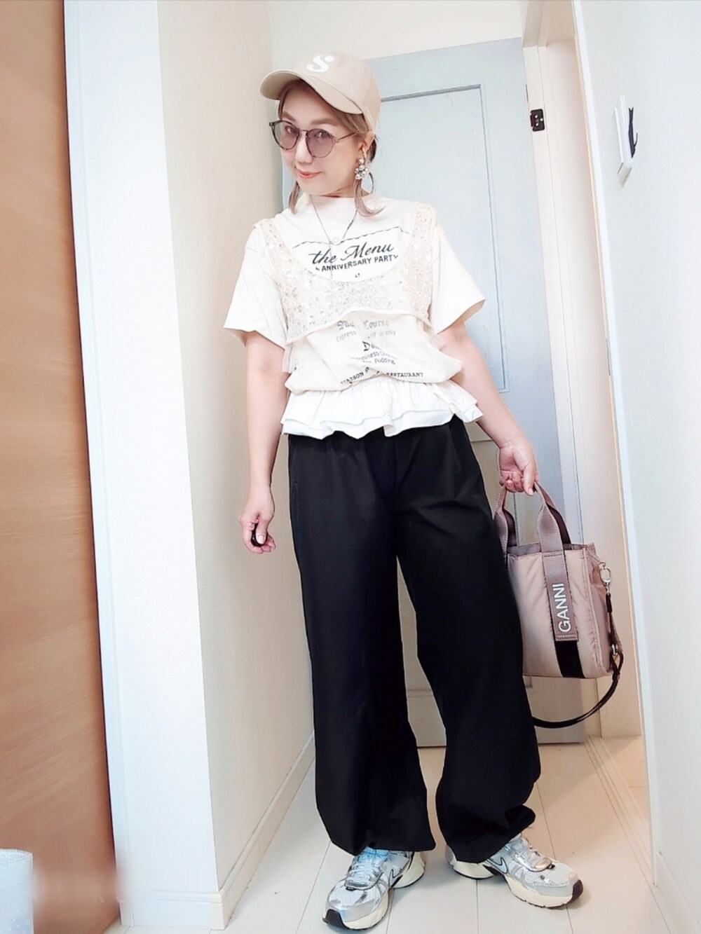 ホワイト系のTシャツ/カットソー、ホワイト系のシャツ/ブラウス、ブラック系のパンツを着用したレディースの夏コーディネートの3枚目の写真
