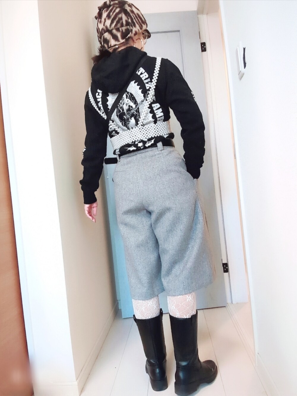 ブラック系のパーカー、グレー系のその他パンツ、ベージュ系のキャップを着用したレディースの春コーディネートの2枚目の写真