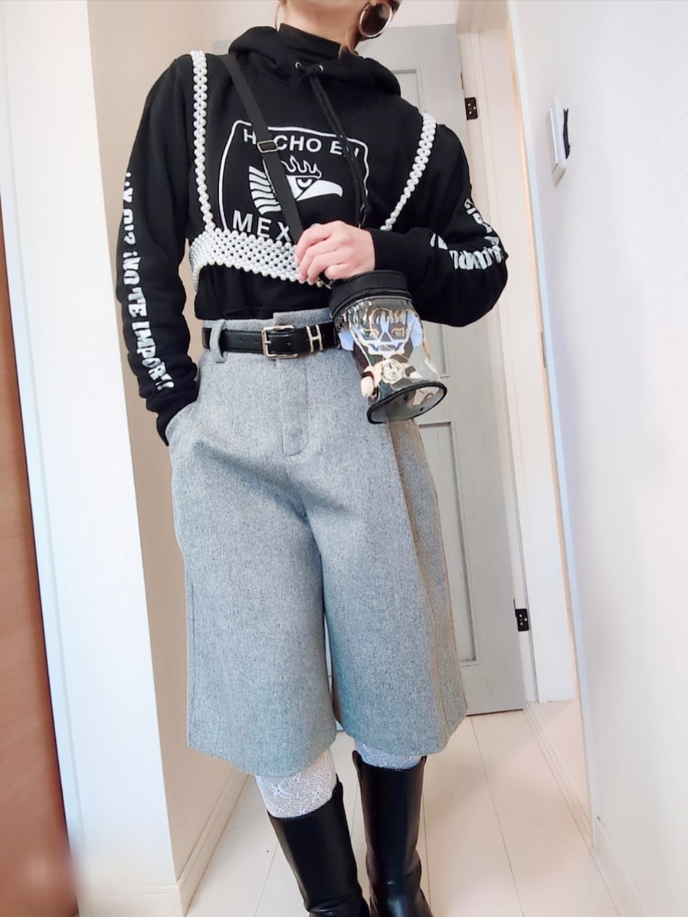 ブラック系のパーカー、グレー系のその他パンツ、ベージュ系のキャップを着用したレディースの春コーディネートの3枚目の写真