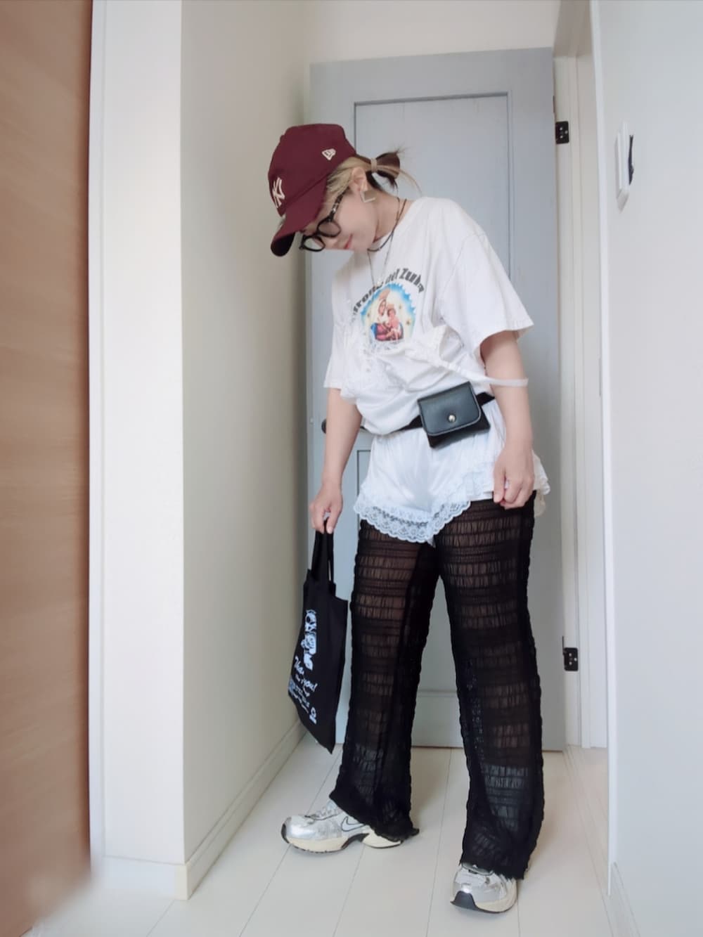 ホワイト系のTシャツ/カットソー、ホワイト系のオールインワン・サロペット、ブラック系のパンツを着用したレディースの夏コーディネートの2枚目の写真