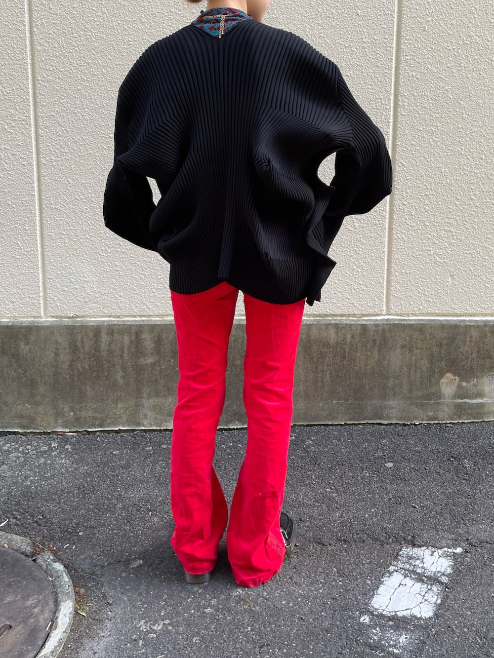 レッド系のパンツ、ブラック系のカーディガン/ボレロ、その他のTシャツ/カットソーを着用したレディースの夏コーディネートの2枚目の写真