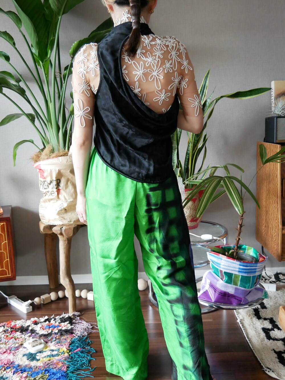 ブラック系のタンクトップ、ホワイト系のTシャツ/カットソー、グリーン系のその他パンツを着用したレディースの夏コーディネートの2枚目の写真