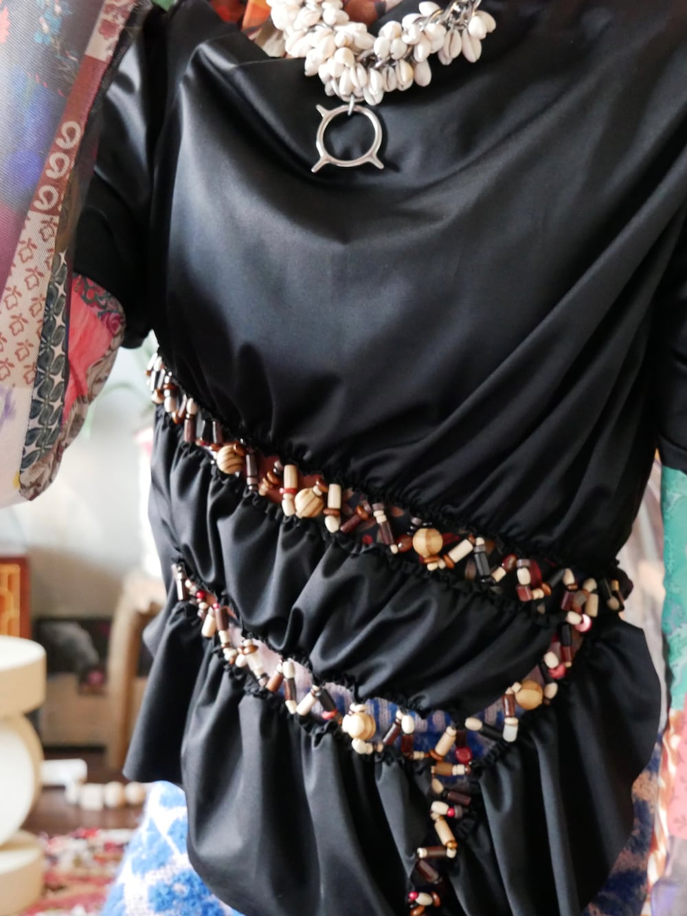 ブラック系のシャツ/ブラウス、ブラック系のスニーカー、その他のトップスを着用したレディースの冬コーディネートの2枚目の写真