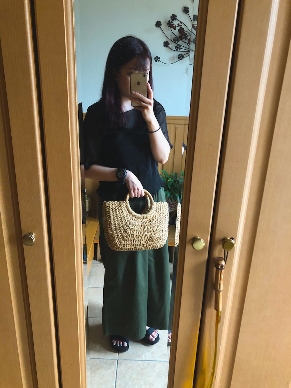「休日スタイル、パンツコーデ、カーキパンツ、シンプル、ラフコーデ、プチプラ、GRL、サンダル、カジュアルコーデ」｜「GRLのキャミソール付き楊柳シアーメロウトップス（Tシャツ/カットソー、ブラック系）」を使った、macchan☆彡.。さん（レディース・157cm）の夏コーディネートの2枚目の写真