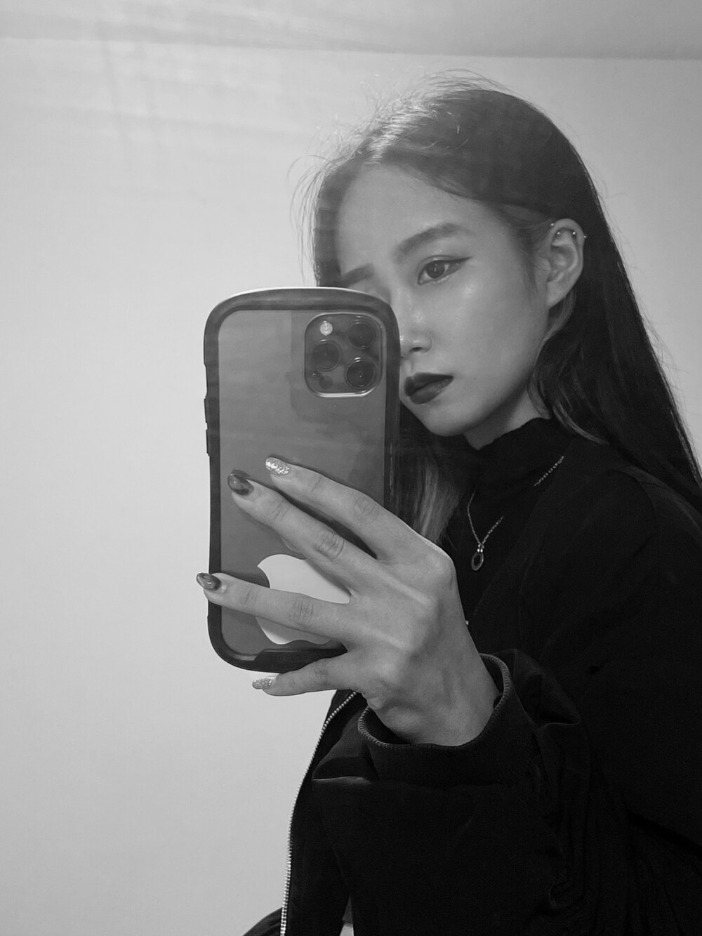 ブラック系のブーツ、ブラック系のその他パンツ、ブラック系のMA-1を着用したレディースの秋コーディネートの2枚目の写真