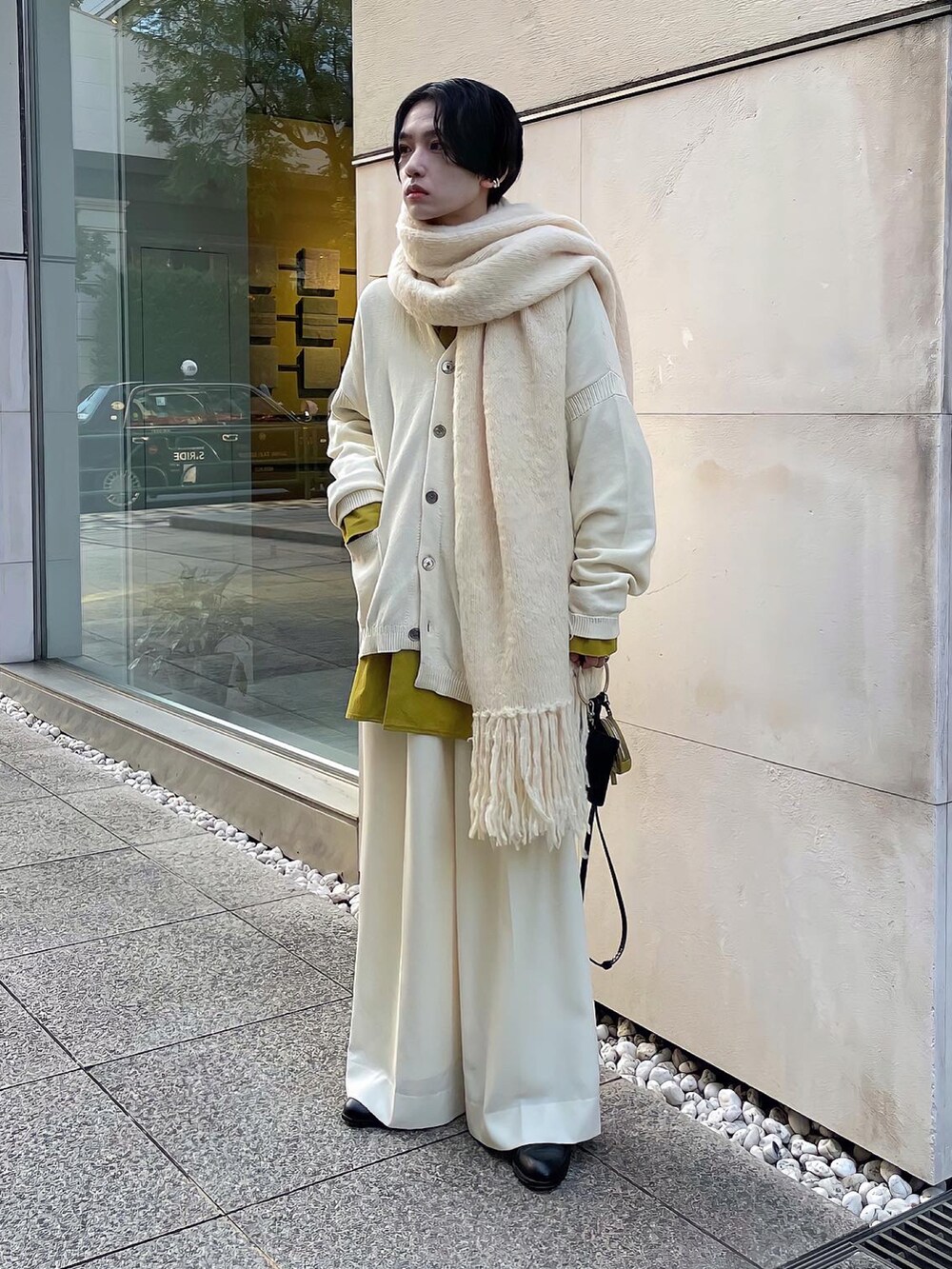 「オールホワイト、マフラー、レイヤードスタイル、白パンツ、秋コーデ、カーディガン、白カーディガン、オーバーサイズ」｜「soerteのアイテム（ニット/セーター、ホワイト系）」を使った、renyaさん（メンズ・170cm）の秋コーディネートの3枚目の写真