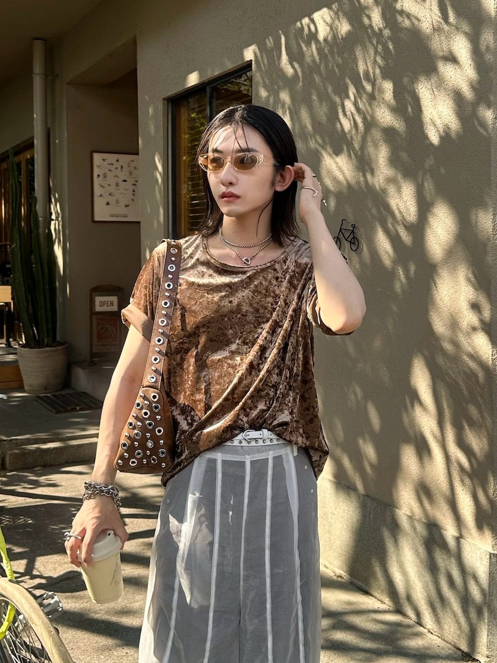 ブラウン系のTシャツ/カットソー、ブラウン系のスラックス、ホワイト系のその他パンツを着用したメンズの夏コーディネートの2枚目の写真