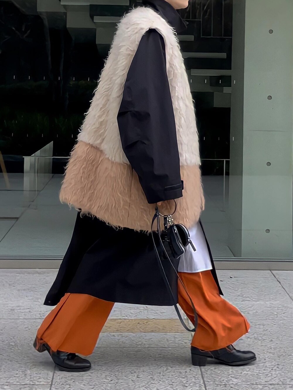 「ファーベスト、ロングコート、レイヤードスタイル、カラーパンツ、フレアパンツ、ブーツスタイル、ヒールブーツ、モード、オーバーサイズ、ブーツ」｜「OUATのアイテム（ベスト、ベージュ系）」を使った、renyaさん（メンズ・170cm）の冬コーディネートの3枚目の写真
