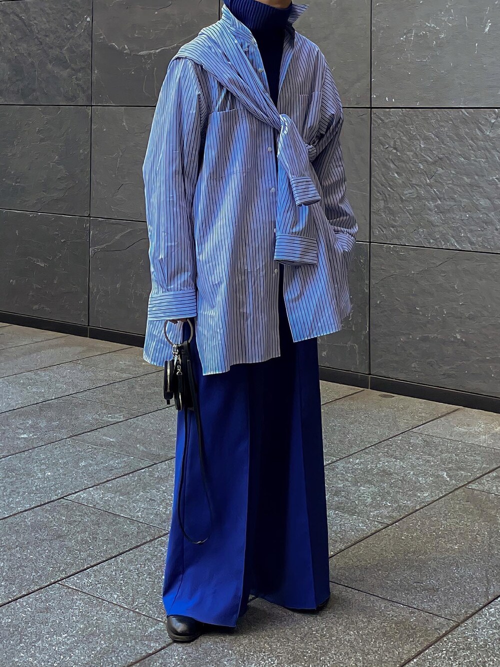 ブルー系のシャツ/ブラウス、ブラック系のショルダーバッグ、ブルー系のスラックスを着用したメンズの春コーディネートの2枚目の写真