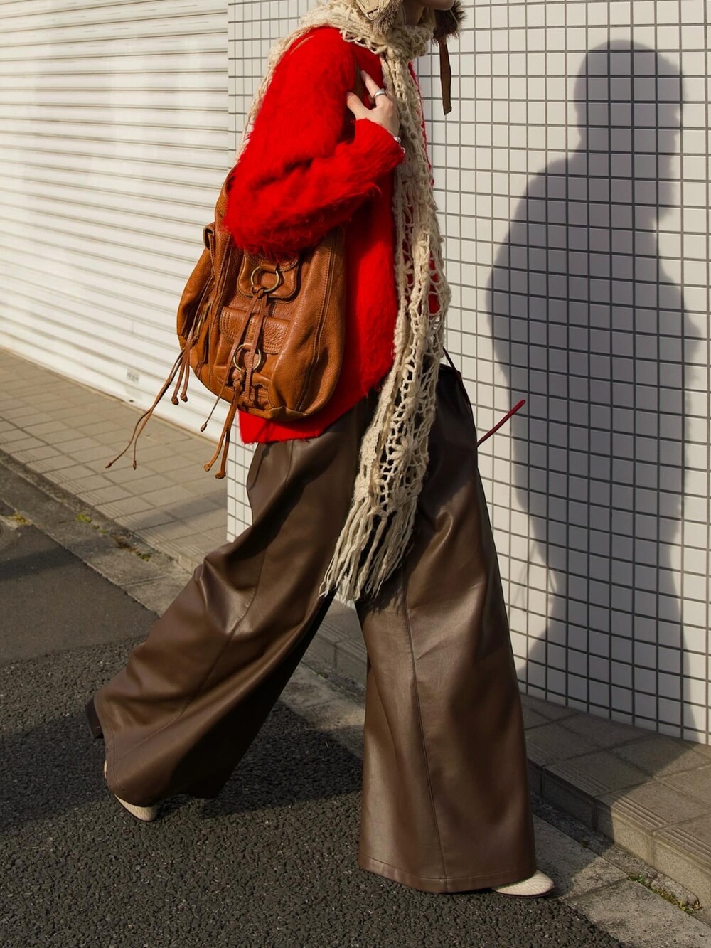 「似合うラボに行こう、春服みてみて、春、カーディガン、レザーパンツ、テーラードベスト、セットアップ、ブラウンコーデ」｜「seytoのVintage like fake leather tailored vest / ヴィンテージフェイクレザーテーラードベスト（ベスト、ブラウン系）」を使った、renyaさん（メンズ・170cm）の冬コーディネートの4枚目の写真