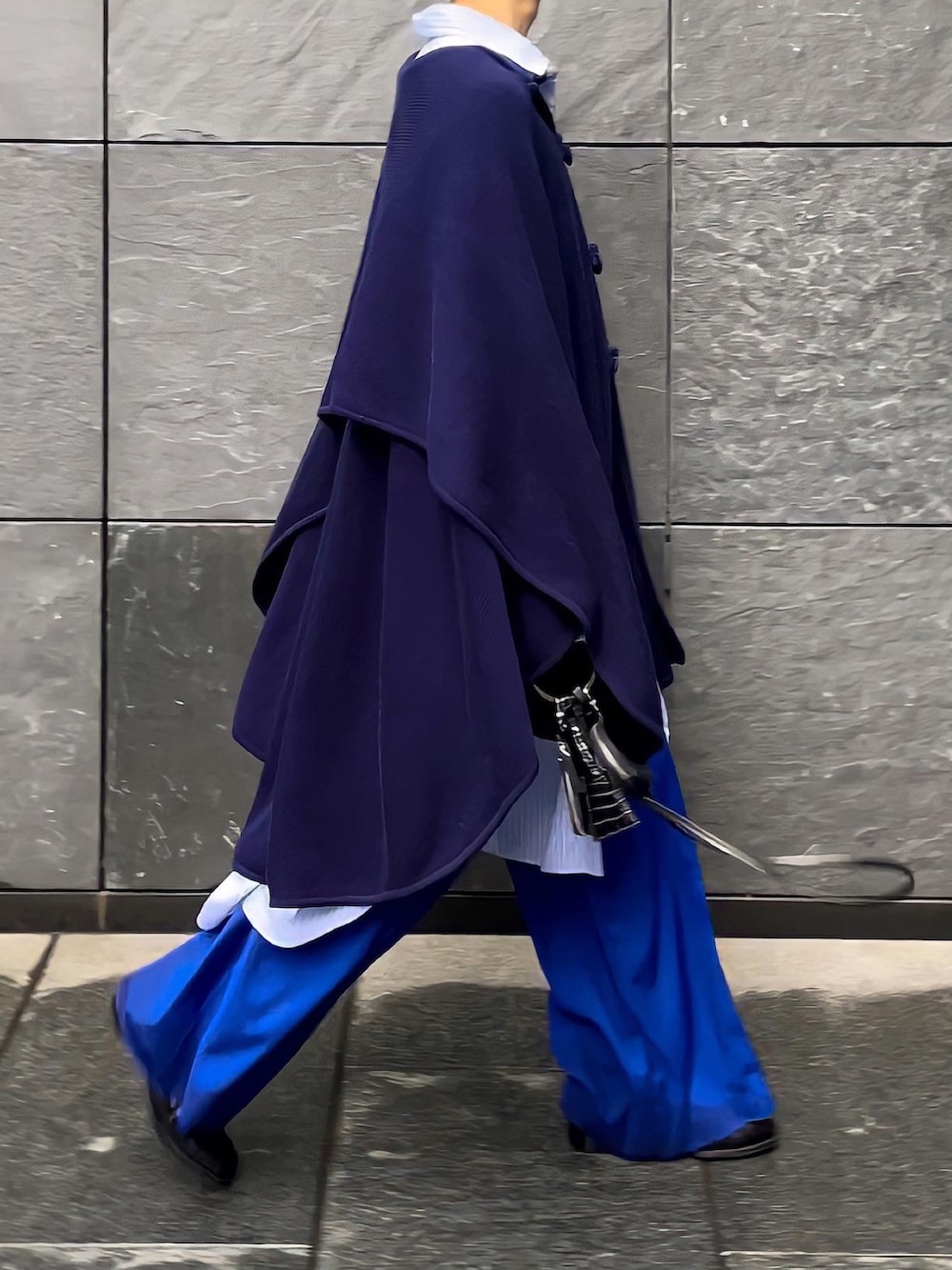 「ポンチョ、ストライプシャツ、レイヤードスタイル、カラーパンツ、フレアパンツ、ブルー、ブルーコーデ、ロングシャツ、ヒールブーツ、ブーツスタイル、秋冬コーデ、古着MIX、古着、古着コーデ」｜「古着のアイテム（ポンチョ、ブルー系）」を使った、renyaさん（メンズ・170cm）の冬コーディネートの5枚目の写真