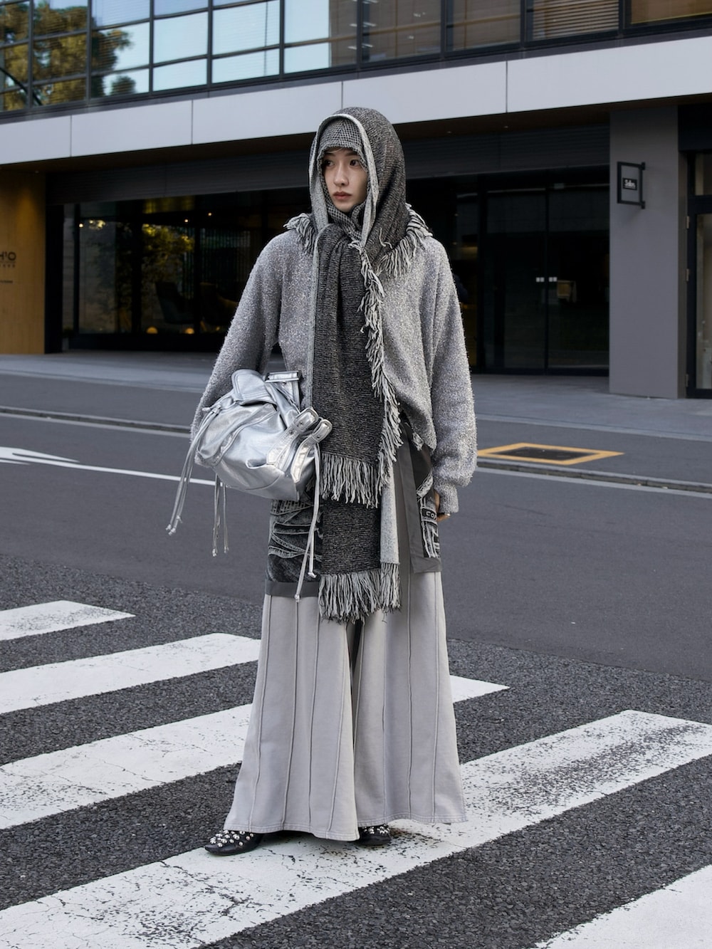 「冬アウター、レザーコート、スウェットパンツ、マフラー、モノトーン」｜「seytoのReversible fringe long muffler / リバーシブルフリンジロングマフラー（マフラー、グレー系）」を使った、renyaさん（メンズ・170cm）の冬コーディネートの3枚目の写真