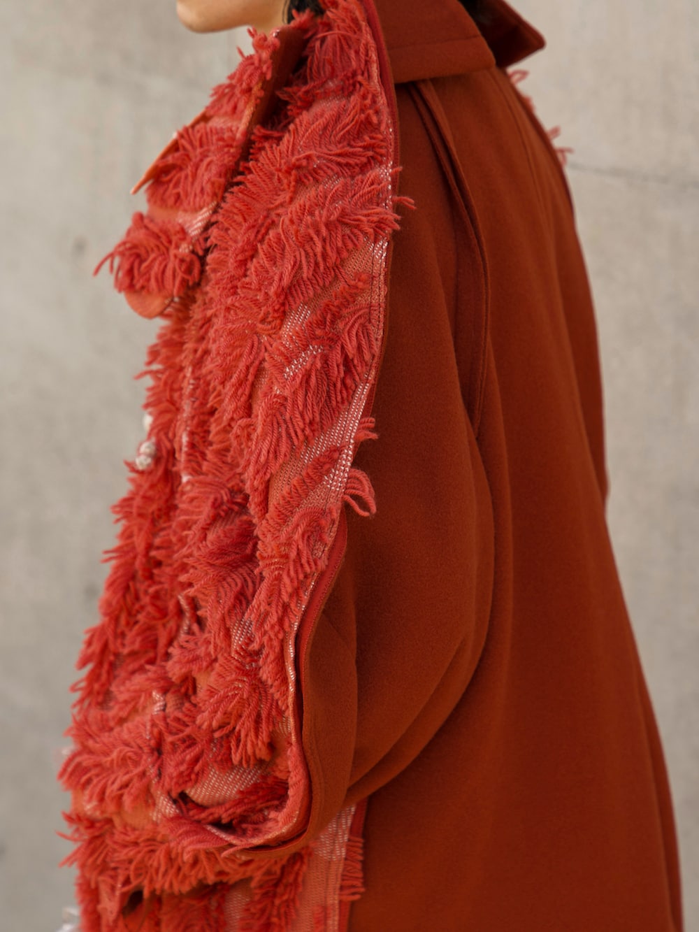 ホワイト系のショルダーバッグ、オレンジ系のその他パンツ、オレンジ系のジャケット/アウターを着用したメンズの春コーディネートの5枚目の写真