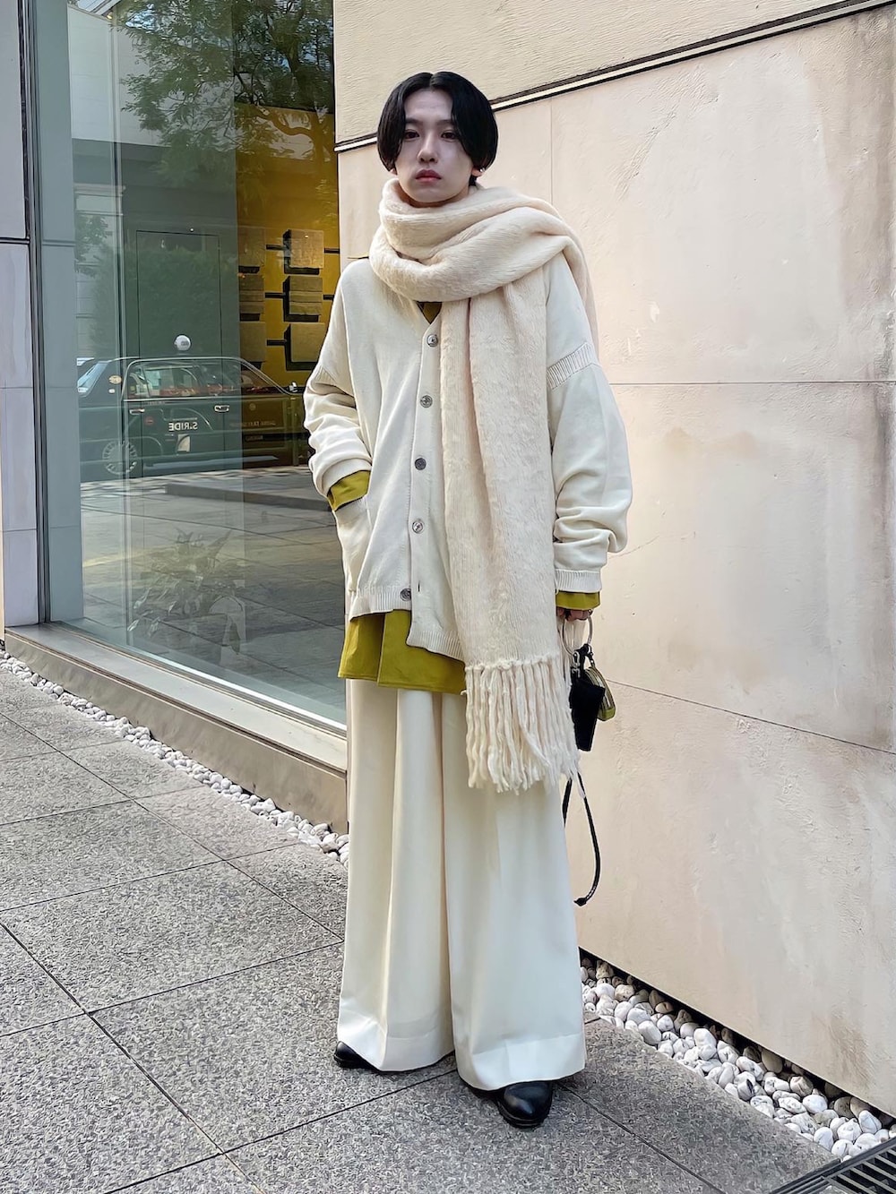 「オールホワイト、マフラー、レイヤードスタイル、白パンツ、秋コーデ、カーディガン、白カーディガン、オーバーサイズ」｜「soerteのアイテム（ニット/セーター、ホワイト系）」を使った、renyaさん（メンズ・170cm）の秋コーディネートの2枚目の写真