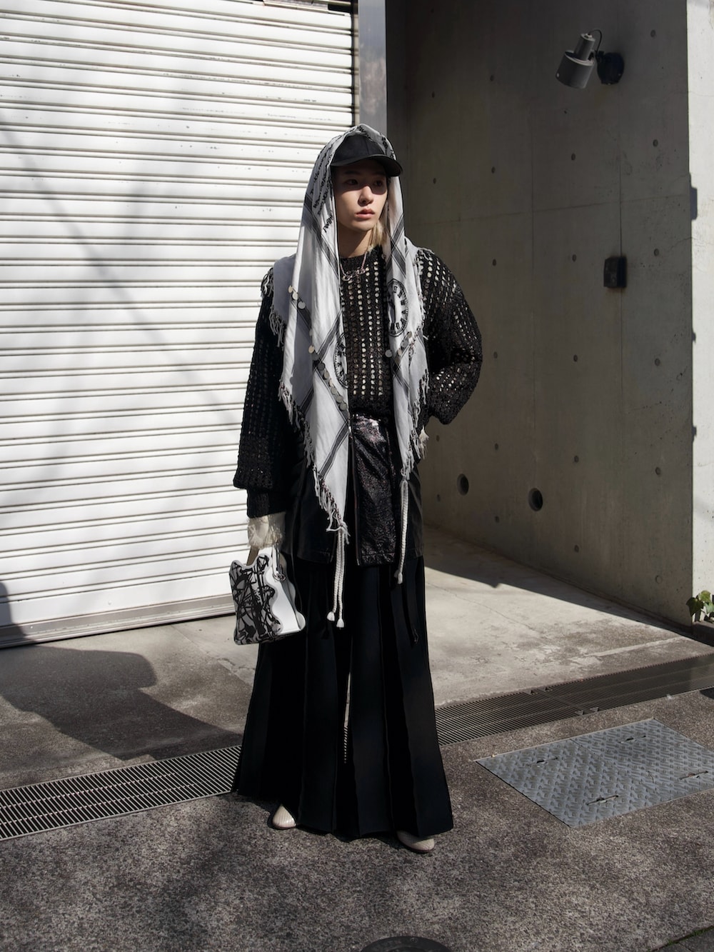 「似合うラボに行こう、春服みてみて、春、スウエットパンツ、白ブーツ、キャップ、テーラードベスト、ブラックコーデ、スパンコール」｜「seytoのVintage like fake leather tailored vest / ヴィンテージフェイクレザーテーラードベスト（ベスト、ブラック系）」を使った、renyaさん（メンズ・170cm）の冬コーディネートの2枚目の写真
