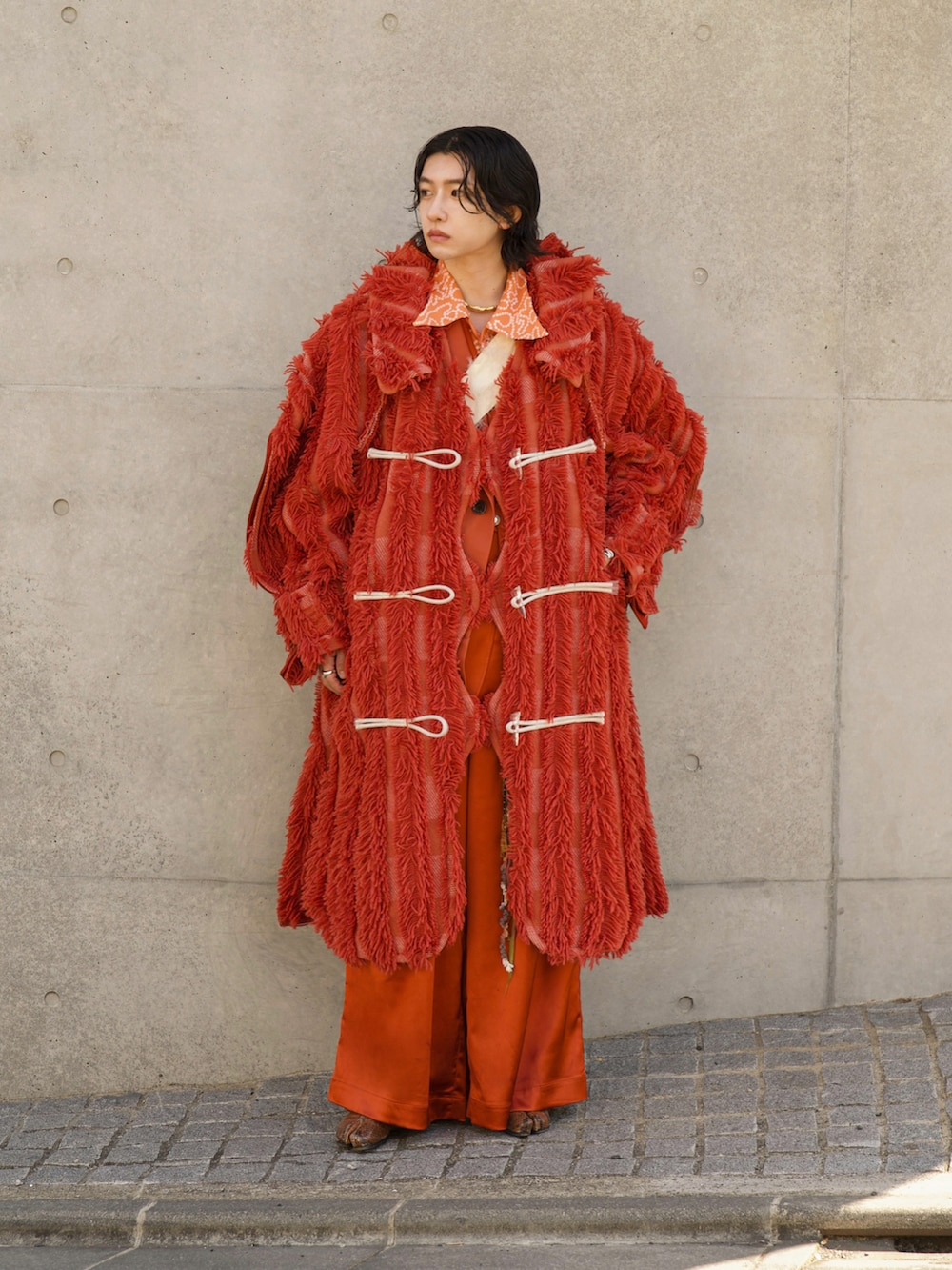 ホワイト系のショルダーバッグ、オレンジ系のその他パンツ、オレンジ系のジャケット/アウターを着用したメンズの春コーディネートの2枚目の写真