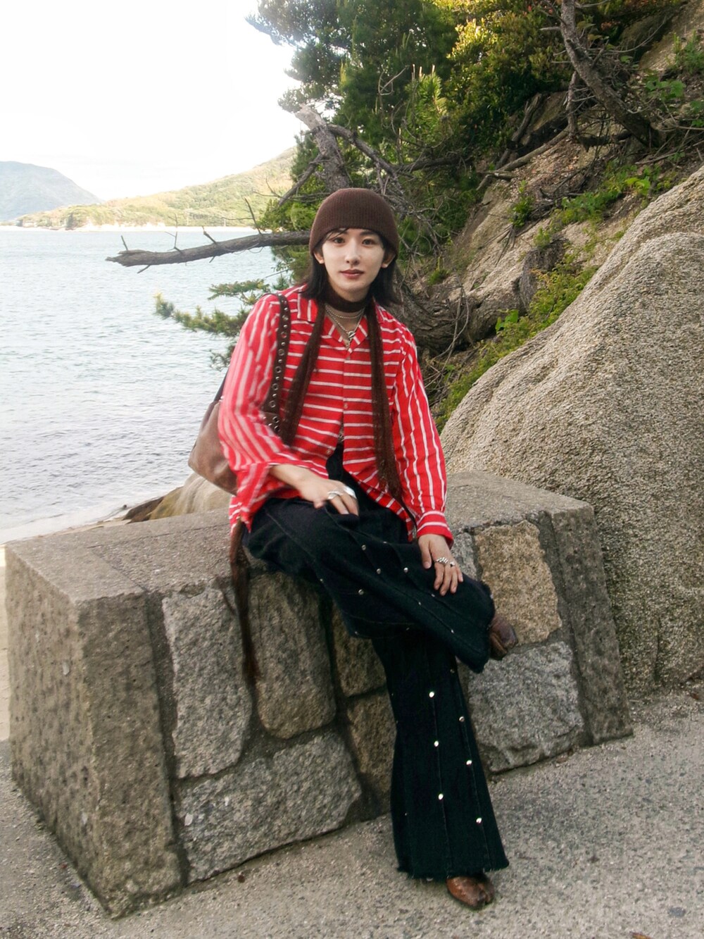 ブラック系のデニムパンツを着用したメンズの春コーディネートの3枚目の写真