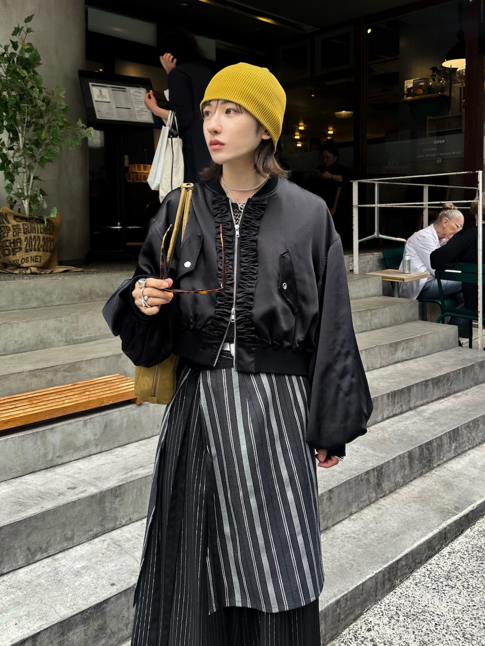 「メンズスカート、巻きスカート、ストライプパンツ、サテンブルゾン、ビーニー」｜「seytoのSatin frill short bomber jacket / サテンフリルショートボンバージャケット（ブルゾン、ブラック系）」を使った、renyaさん（メンズ・170cm）の春コーディネートの2枚目の写真