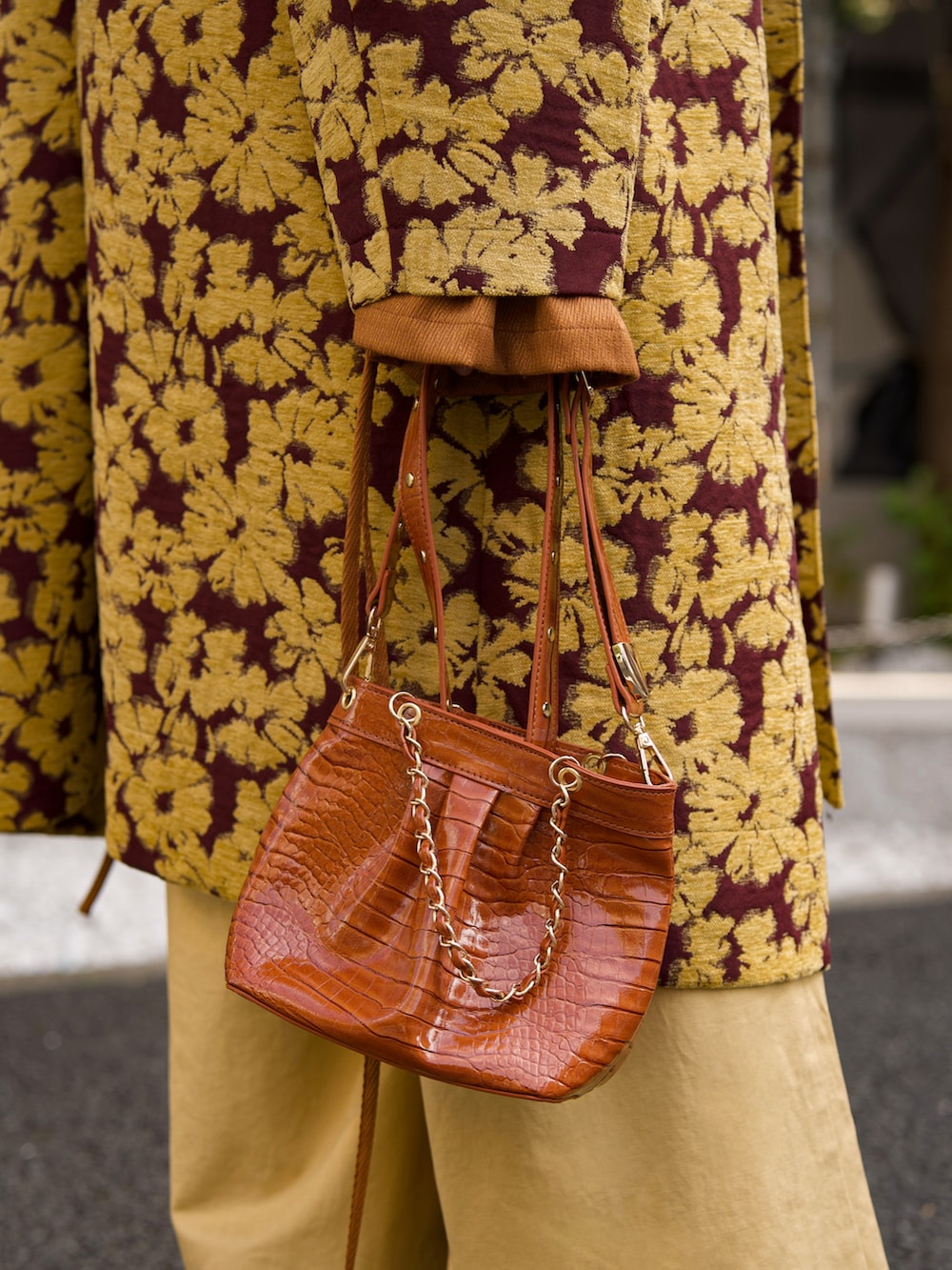 ブラウン系のシャツ/ブラウス、イエロー系のその他パンツを着用したメンズの秋コーディネートの4枚目の写真