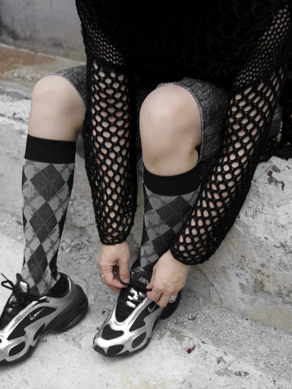 ブラック系のニット/セーター、ブラック系のその他パンツを着用したメンズの夏コーディネートの4枚目の写真