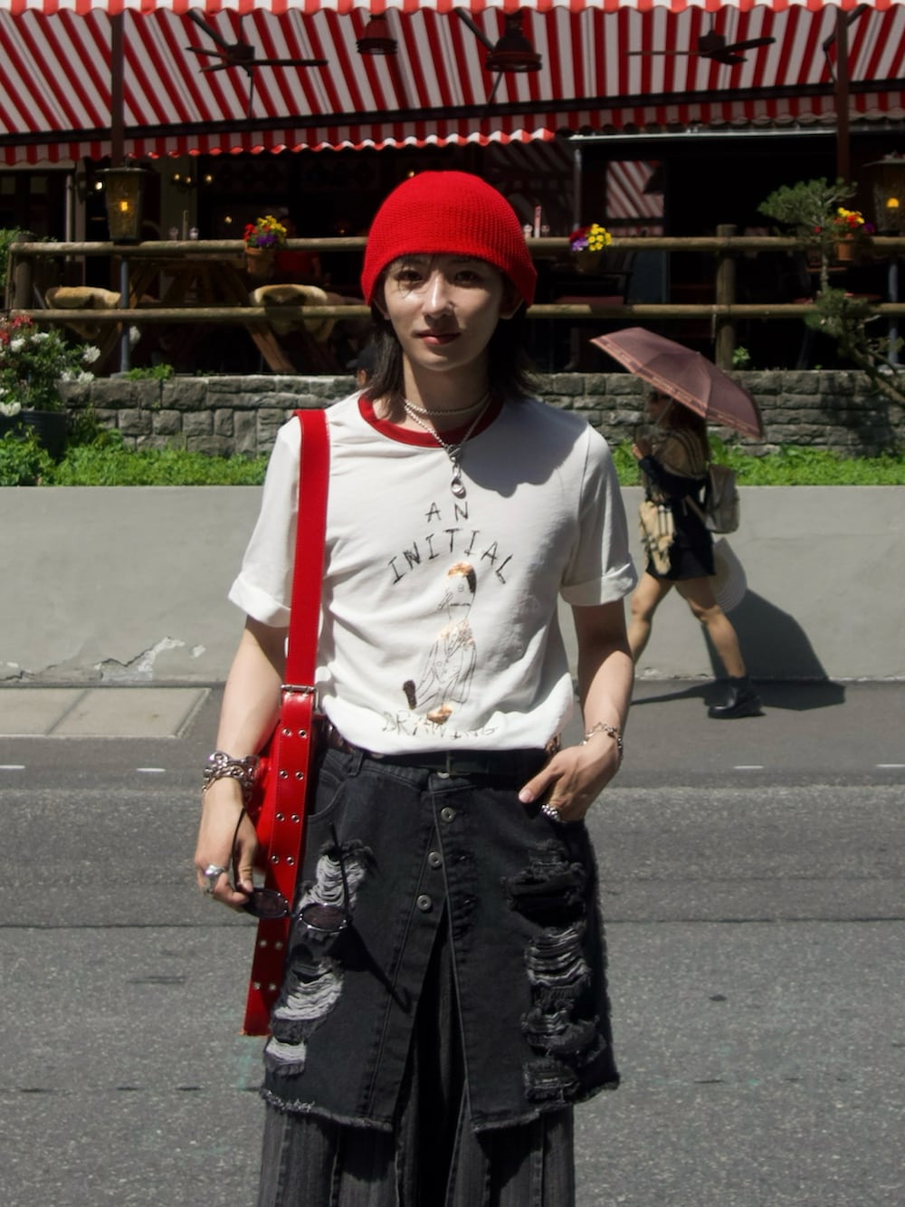 グレー系のデニムパンツ、ホワイト系のTシャツ/カットソーを着用したメンズの夏コーディネートの2枚目の写真