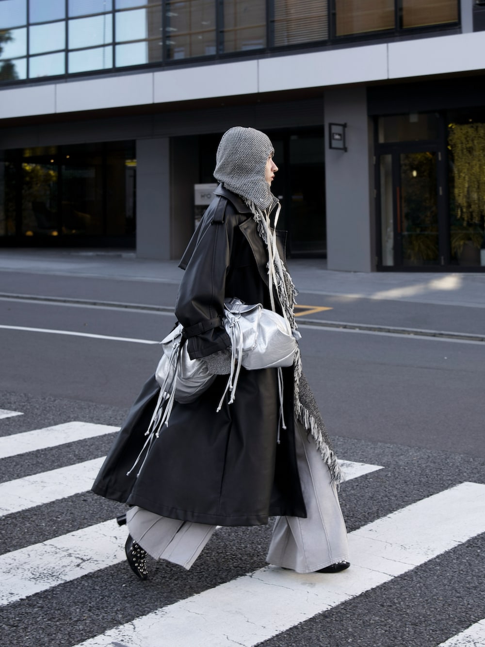 「冬アウター、レザーコート、スウェットパンツ、マフラー、モノトーン」｜「seytoのReversible fringe long muffler / リバーシブルフリンジロングマフラー（マフラー、グレー系）」を使った、renyaさん（メンズ・170cm）の冬コーディネートの5枚目の写真