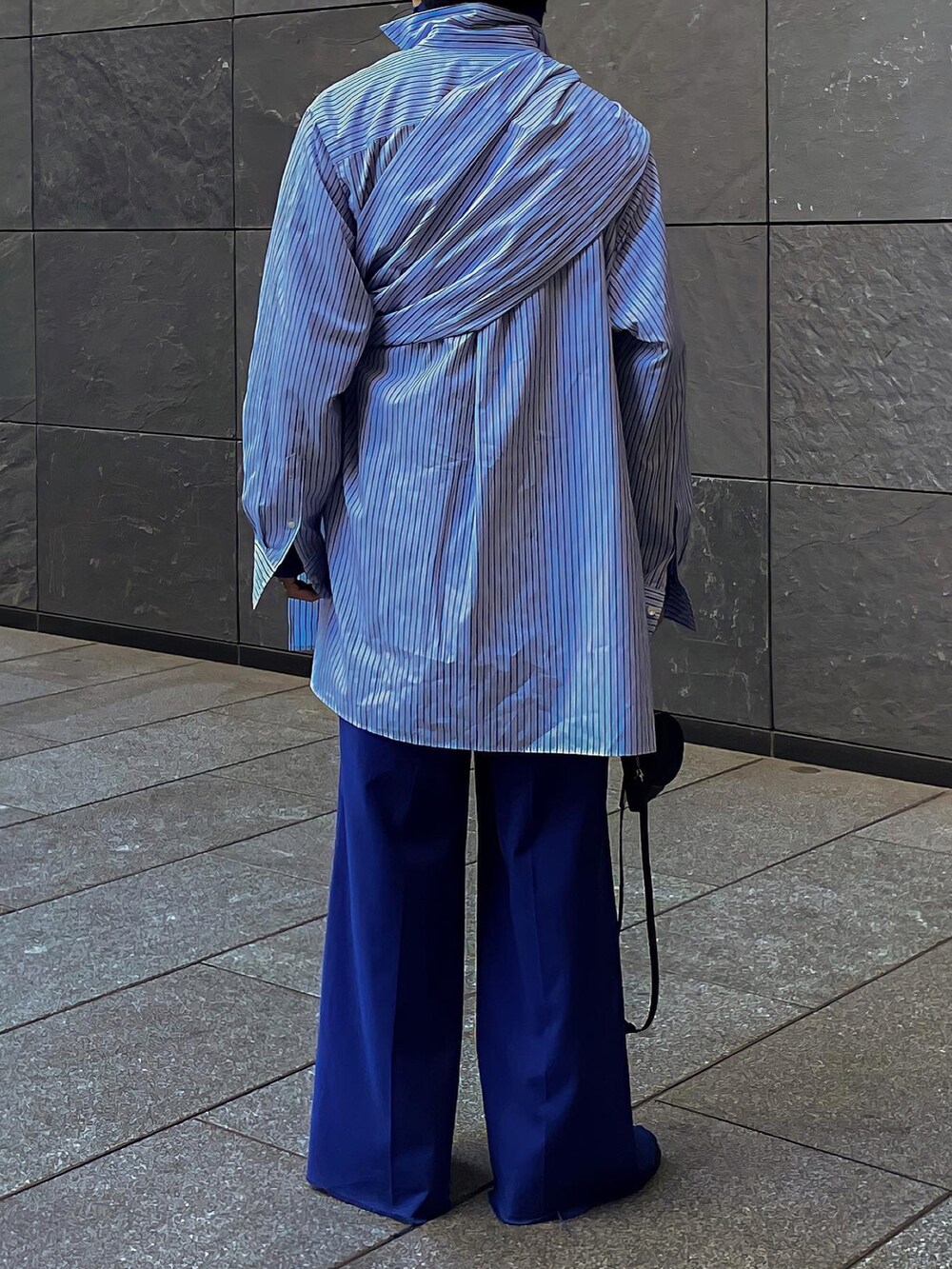 ブルー系のシャツ/ブラウス、ブラック系のショルダーバッグ、ブルー系のスラックスを着用したメンズの春コーディネートの4枚目の写真