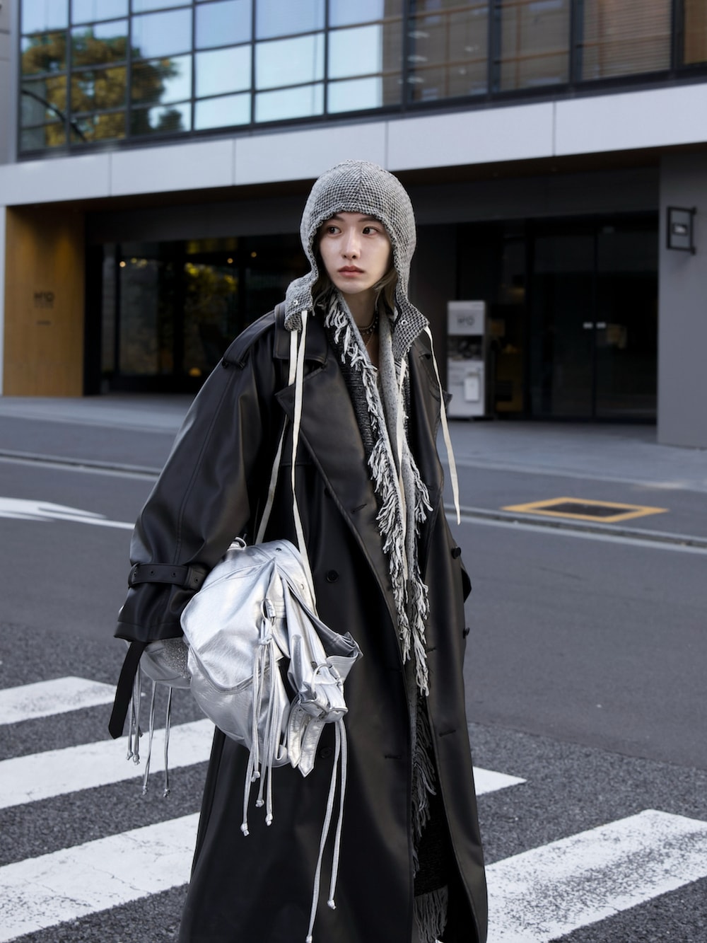 「冬アウター、レザーコート、スウェットパンツ、マフラー、モノトーン」｜「seytoのReversible fringe long muffler / リバーシブルフリンジロングマフラー（マフラー、グレー系）」を使った、renyaさん（メンズ・170cm）の冬コーディネートの2枚目の写真