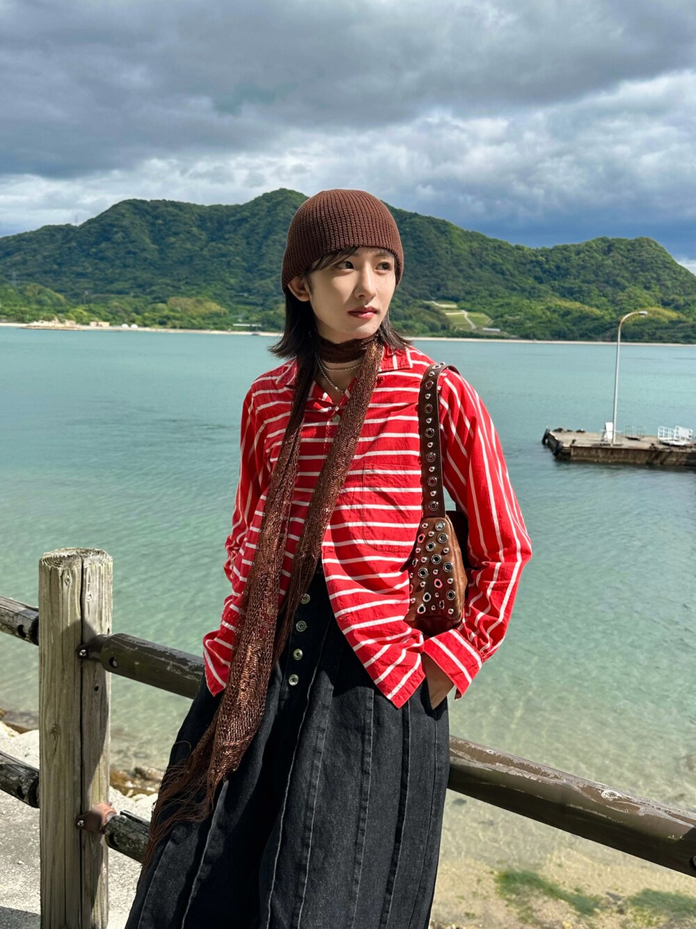 ブラック系のデニムパンツを着用したメンズの春コーディネートの2枚目の写真