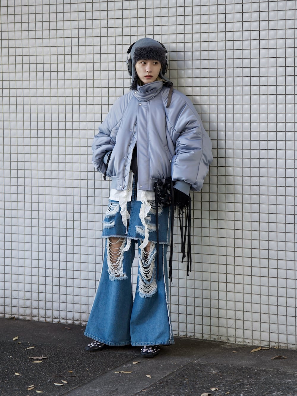 「冬アウター、中綿アウター、ブルーコーデ、フレアデニム、ダメージデニム、ネクタイ」｜「seytoのVintage satin gather blouson / ヴィンテージサテンギャザーブルゾン（ブルゾン、グレー系）」を使った、renyaさん（メンズ・170cm）の冬コーディネートの3枚目の写真