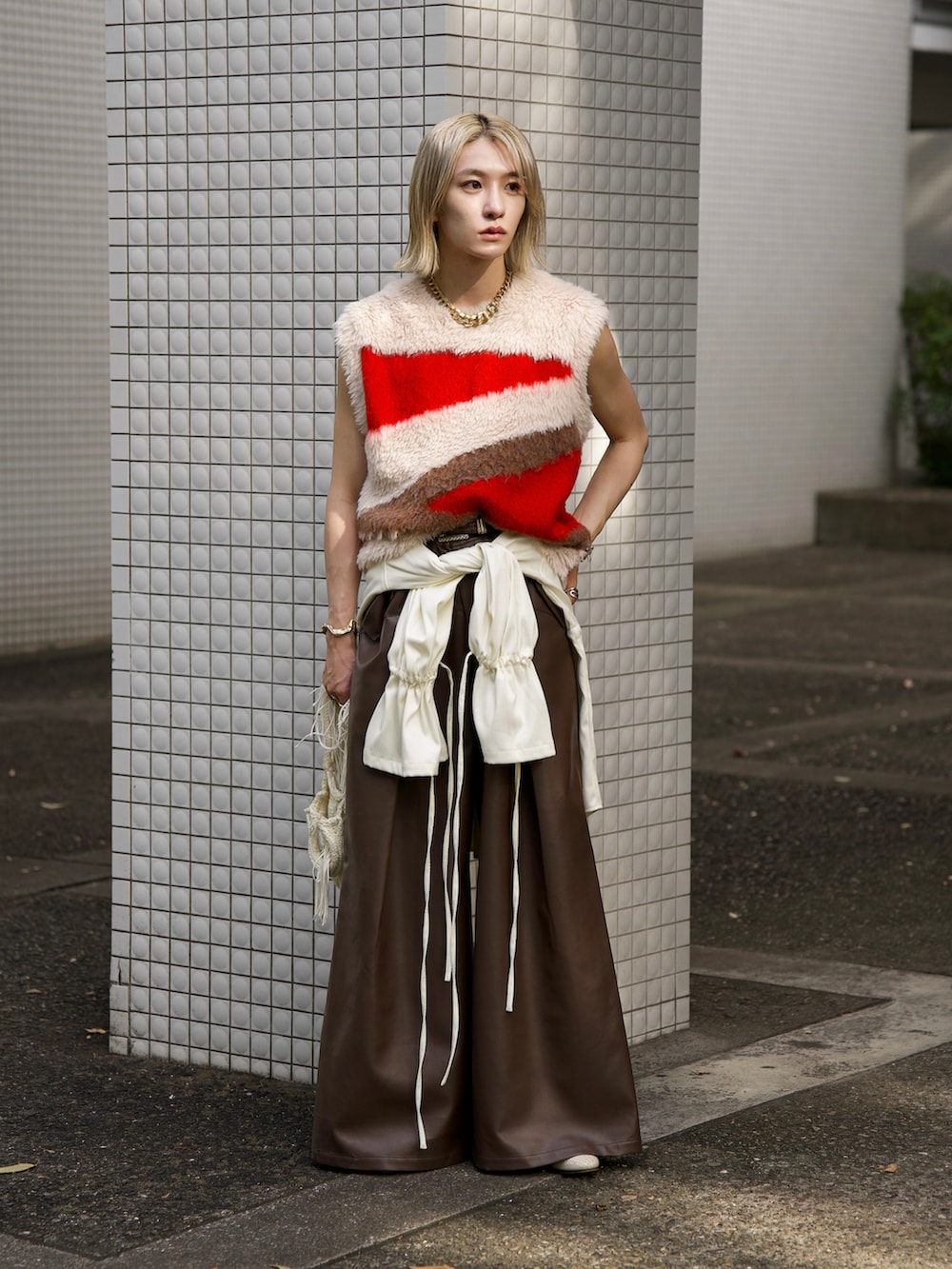 「重ね着ベストシーズン、秋服、秋のコーデ、メンズコーデ、赤コーデ、ニットベスト、レザーパンツ、中綿ジャケット、ボンバージャケット」｜「seytoのShaggy switching knit vest / シャギースイッチングニットベスト（ニット/セーター、レッド系）」を使った、renyaさん（メンズ・170cm）の秋コーディネートの3枚目の写真