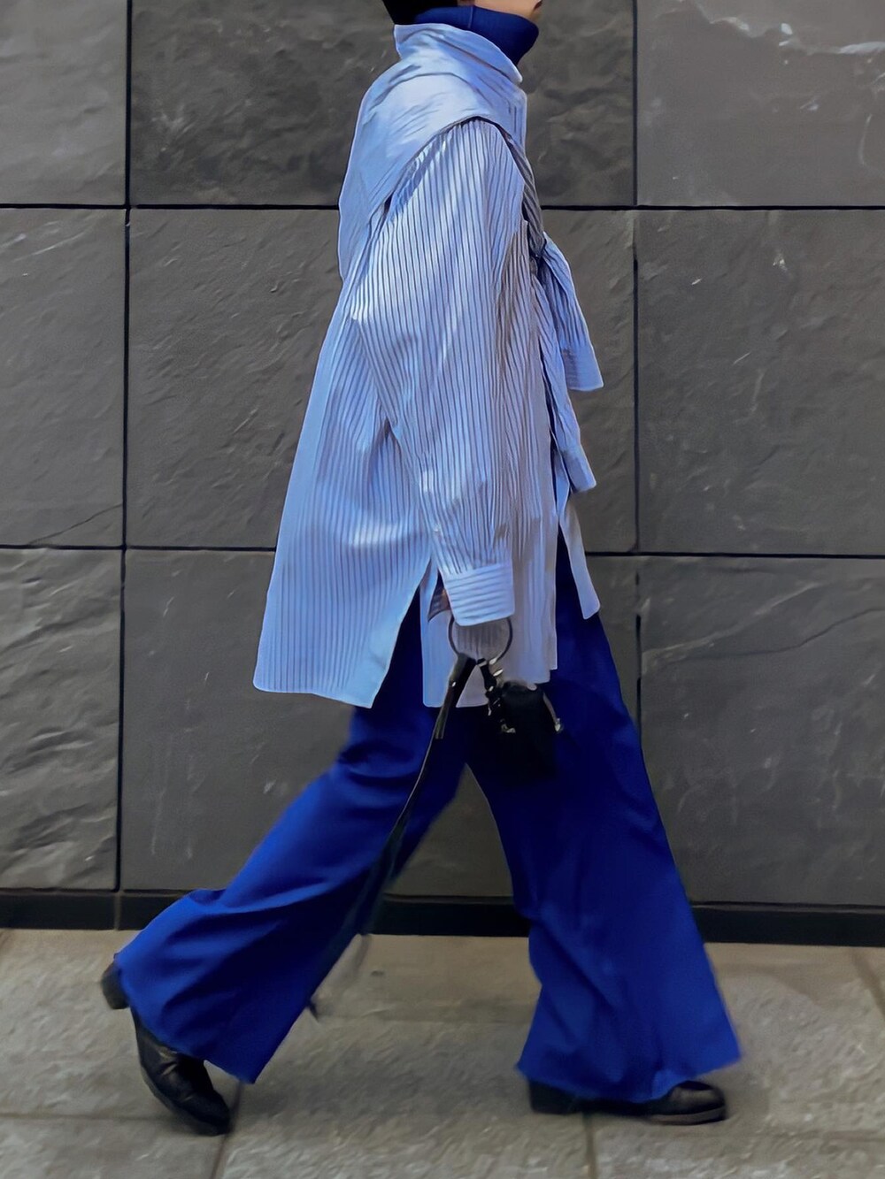 ブルー系のシャツ/ブラウス、ブラック系のショルダーバッグ、ブルー系のスラックスを着用したメンズの春コーディネートの3枚目の写真