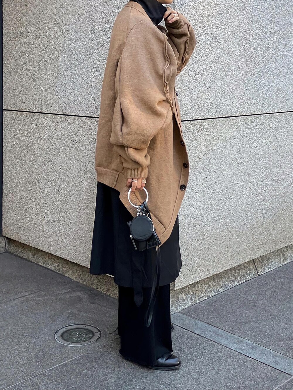 「カーディガン、カーディガンコーデ、トレンチコート、レイヤードスタイル、スラックス、フレアパンツ、黒、ブラックコーデ、秋のコーデ、秋コーデ」｜「KEISUKEYOSHIDAのアイテム（ニット/セーター、ベージュ系）」を使った、renyaさん（メンズ・170cm）の秋コーディネートの3枚目の写真