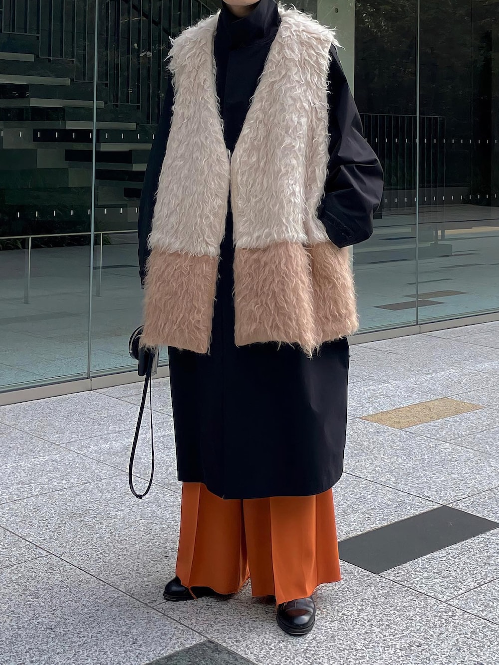 「ファーベスト、ロングコート、レイヤードスタイル、カラーパンツ、フレアパンツ、ブーツスタイル、ヒールブーツ、モード、オーバーサイズ、ブーツ」｜「OUATのアイテム（ベスト、ベージュ系）」を使った、renyaさん（メンズ・170cm）の冬コーディネートの2枚目の写真