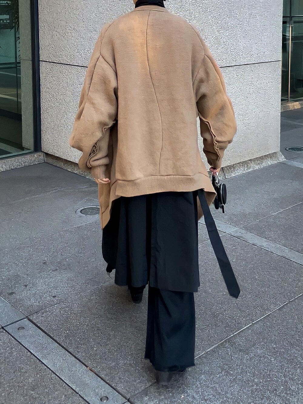 「カーディガン、カーディガンコーデ、トレンチコート、レイヤードスタイル、スラックス、フレアパンツ、黒、ブラックコーデ、秋のコーデ、秋コーデ」｜「KEISUKEYOSHIDAのアイテム（ニット/セーター、ベージュ系）」を使った、renyaさん（メンズ・170cm）の秋コーディネートの4枚目の写真