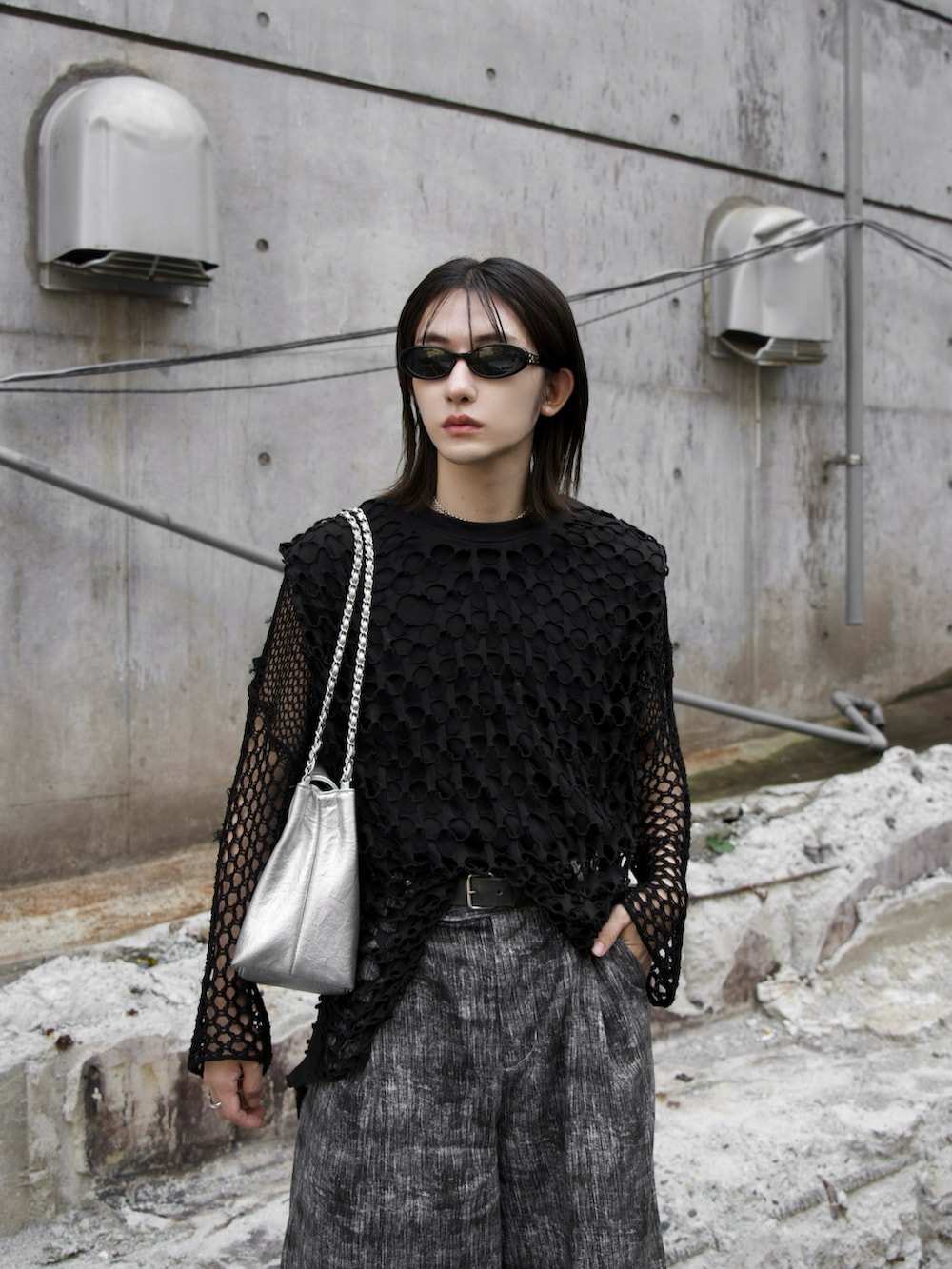 ブラック系のニット/セーター、ブラック系のその他パンツを着用したメンズの夏コーディネートの3枚目の写真