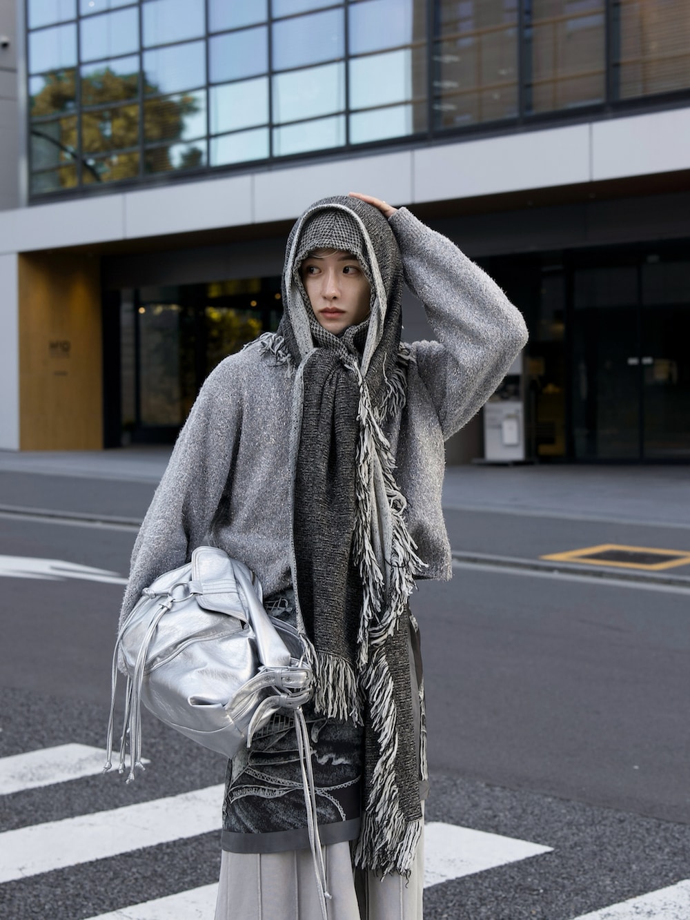 「冬アウター、レザーコート、スウェットパンツ、マフラー、モノトーン」｜「seytoのReversible fringe long muffler / リバーシブルフリンジロングマフラー（マフラー、グレー系）」を使った、renyaさん（メンズ・170cm）の冬コーディネートの4枚目の写真