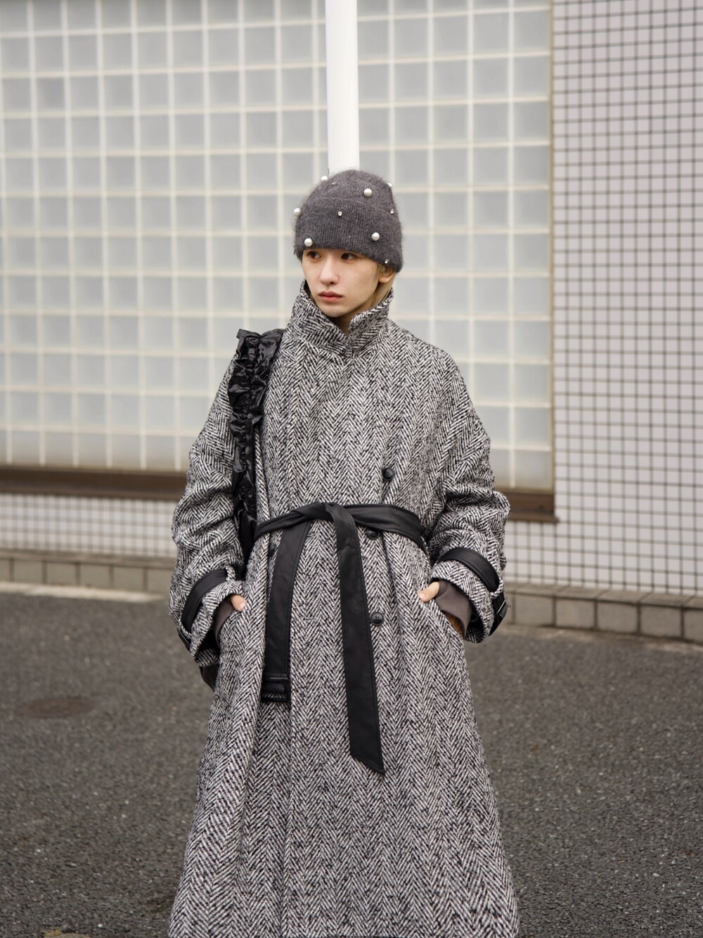 ブラック系のトレンチコート、グレー系のその他パンツ、グレー系のブルゾンを着用したメンズの秋コーディネートの5枚目の写真