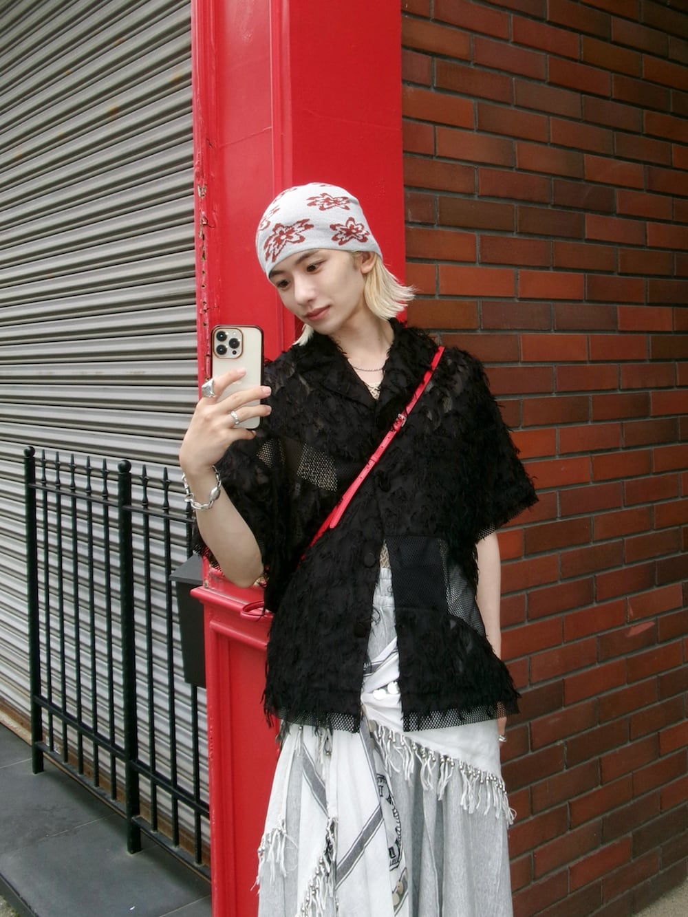 ブラック系のシャツ/ブラウス、グレー系のスウェットパンツを着用したメンズの春コーディネートの2枚目の写真