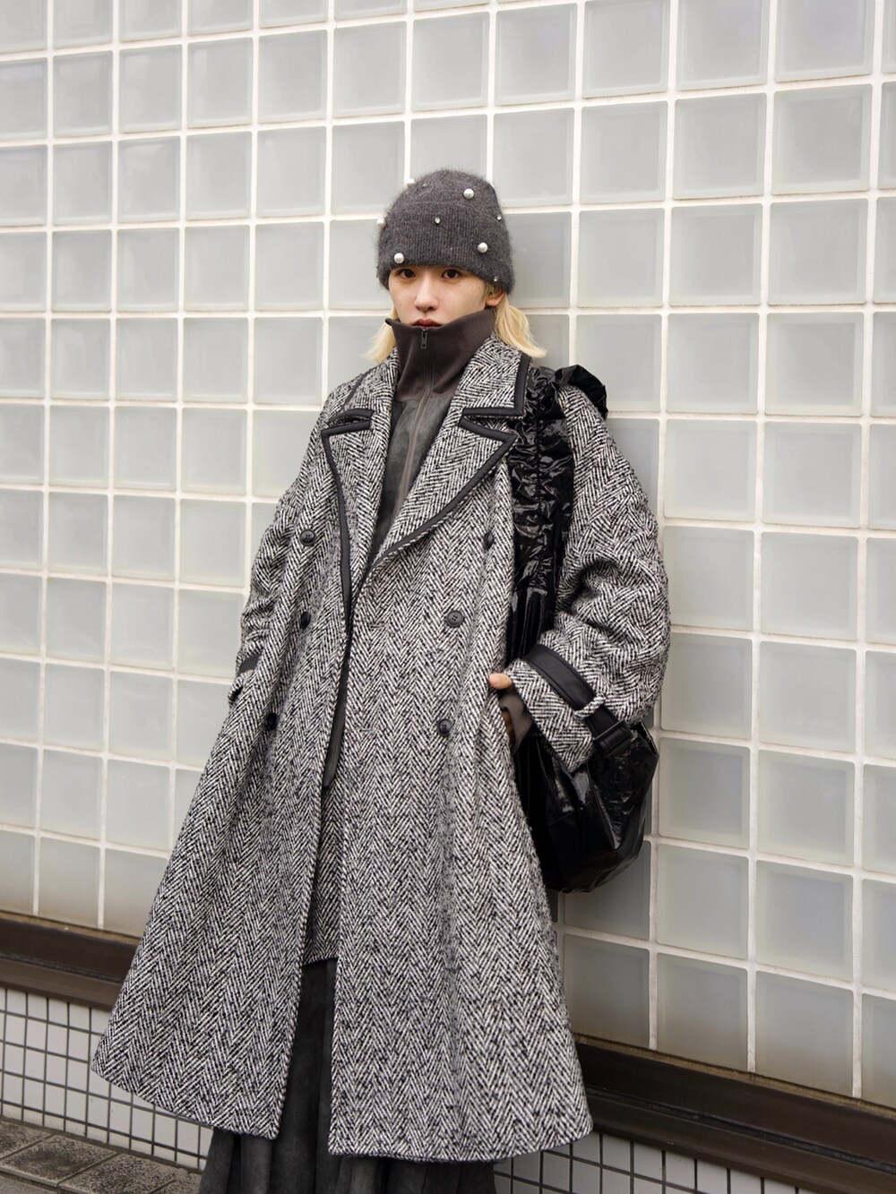 ブラック系のトレンチコート、グレー系のその他パンツ、グレー系のブルゾンを着用したメンズの秋コーディネートの2枚目の写真