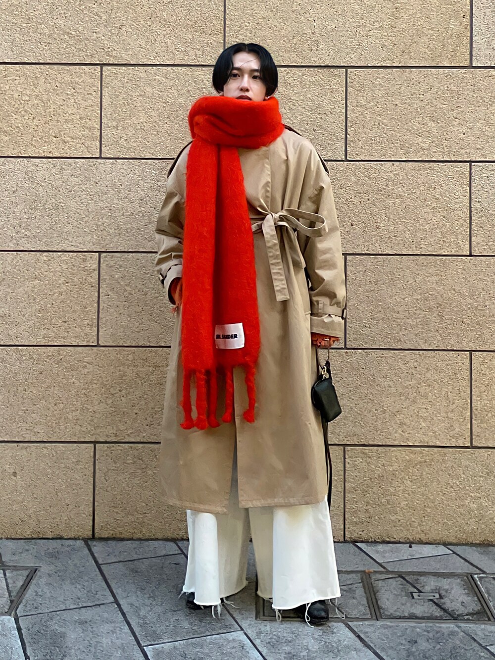 「トレンチコート、マフラー、フレアパンツ、バギーパンツ、ヒールブーツ、ブーツコーデ、ビッグシルエット、冬コーデ」|「JIL SANDERのアイテム(マフラー、オレンジ系)」を使った、renyaさん(メンズ・170cm)の冬コーディネートの4枚目の写真