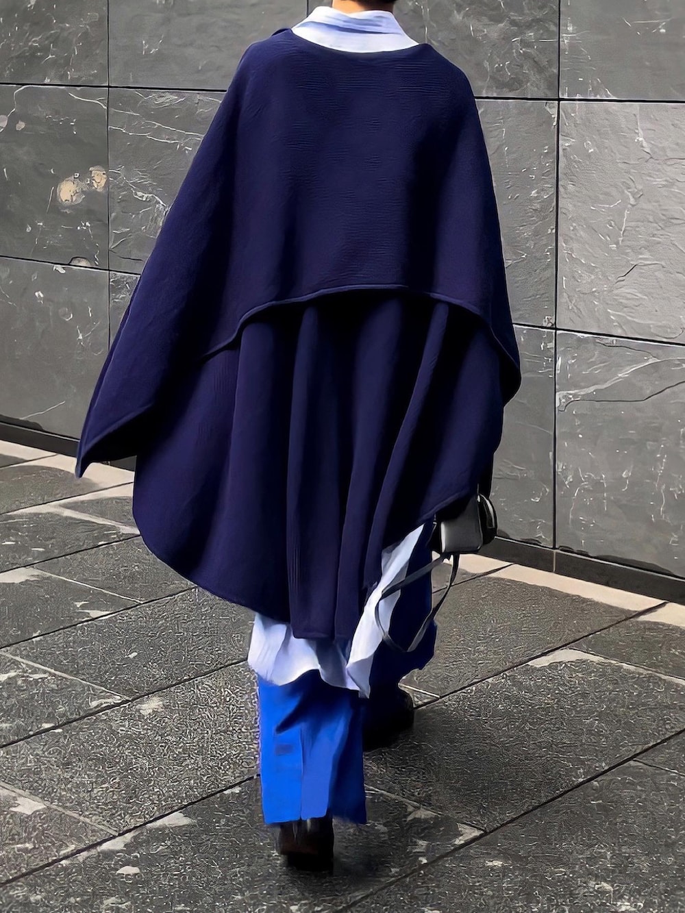 「ポンチョ、ストライプシャツ、レイヤードスタイル、カラーパンツ、フレアパンツ、ブルー、ブルーコーデ、ロングシャツ、ヒールブーツ、ブーツスタイル、秋冬コーデ、古着MIX、古着、古着コーデ」｜「古着のアイテム（ポンチョ、ブルー系）」を使った、renyaさん（メンズ・170cm）の冬コーディネートの4枚目の写真