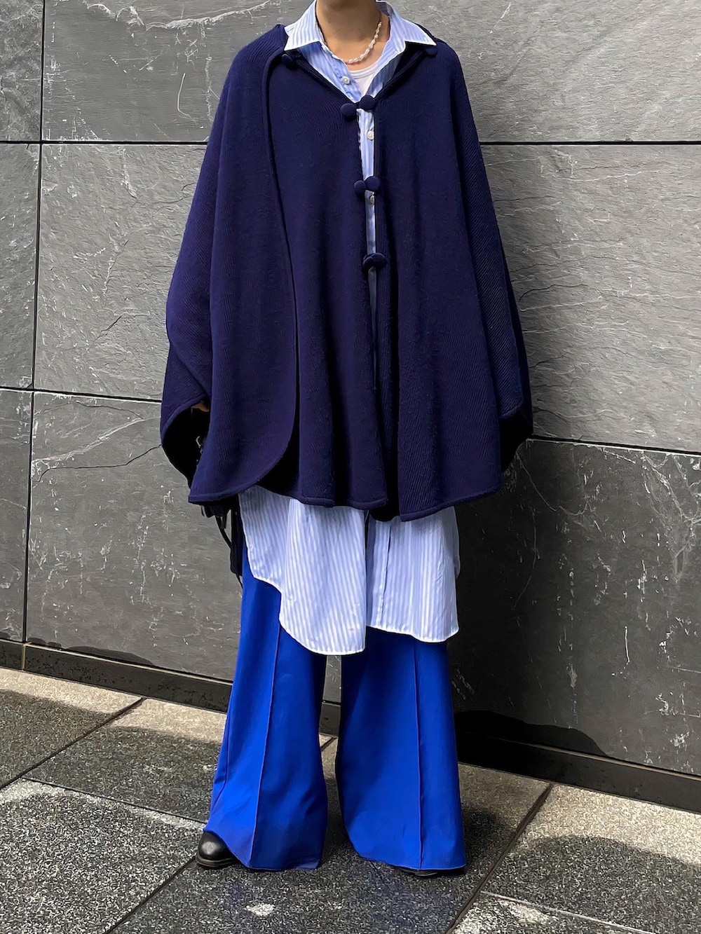 「ポンチョ、ストライプシャツ、レイヤードスタイル、カラーパンツ、フレアパンツ、ブルー、ブルーコーデ、ロングシャツ、ヒールブーツ、ブーツスタイル、秋冬コーデ、古着MIX、古着、古着コーデ」｜「古着のアイテム（ポンチョ、ブルー系）」を使った、renyaさん（メンズ・170cm）の冬コーディネートの2枚目の写真
