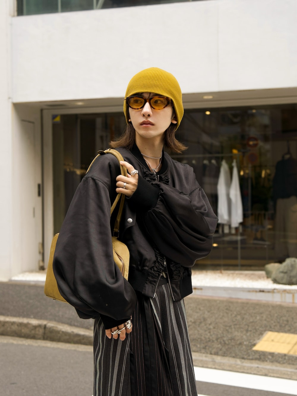 「メンズスカート、巻きスカート、ストライプパンツ、サテンブルゾン、ビーニー」｜「seytoのSatin frill short bomber jacket / サテンフリルショートボンバージャケット（ブルゾン、ブラック系）」を使った、renyaさん（メンズ・170cm）の春コーディネートの5枚目の写真
