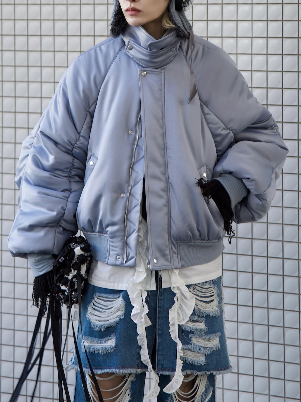 「冬アウター、中綿アウター、ブルーコーデ、フレアデニム、ダメージデニム、ネクタイ」｜「seytoのVintage satin gather blouson / ヴィンテージサテンギャザーブルゾン（ブルゾン、グレー系）」を使った、renyaさん（メンズ・170cm）の冬コーディネートの4枚目の写真