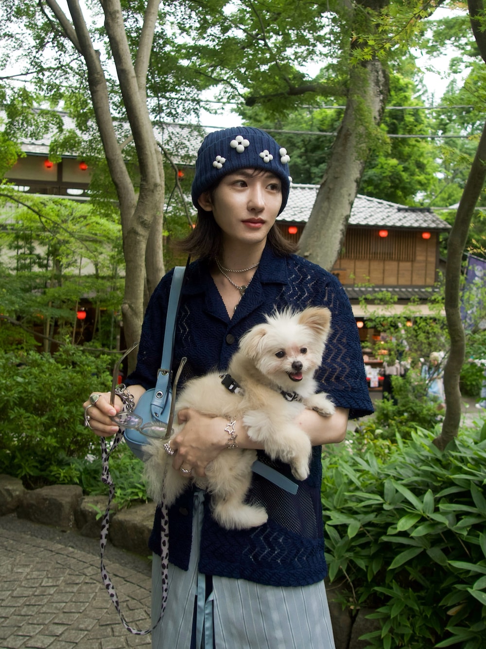 ブルー系のシャツ/ブラウス、ブルー系のスカートを着用したメンズの夏コーディネートの2枚目の写真