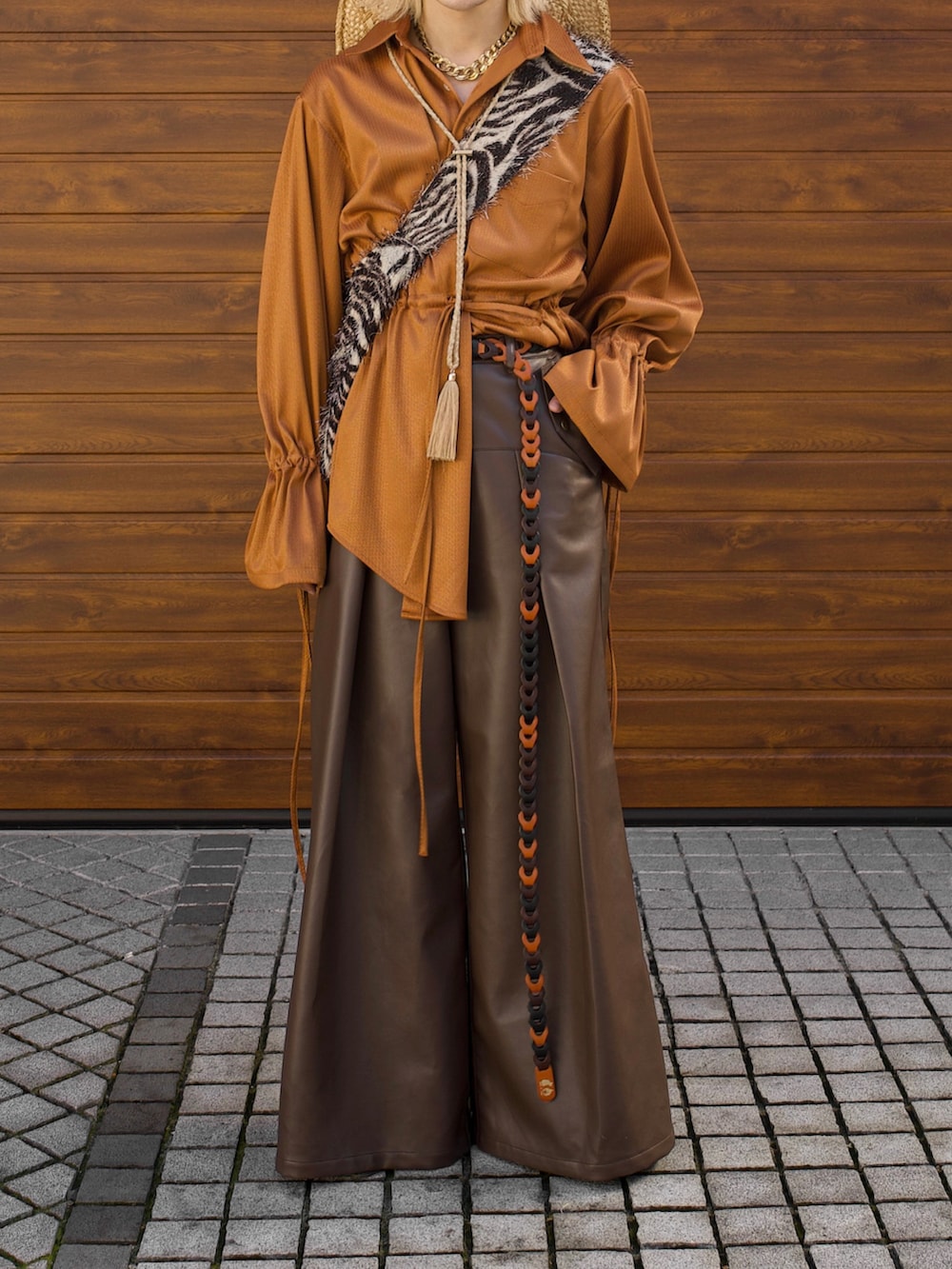 「秋服まるっと大公開、秋のコーデ、麦わら帽子、レザーパンツ、ブラウンコーデ、シャツスタイル、柄バッグ」｜「seytoの【Fringe string long brim hat / フリンジストリングロングブリムハット】（ハット、ベージュ系）」を使った、renyaさん（メンズ・170cm）の秋コーディネートの3枚目の写真