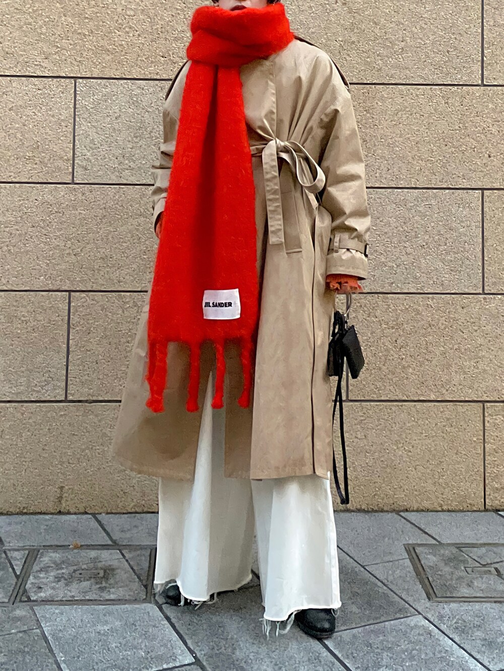 「トレンチコート、マフラー、フレアパンツ、バギーパンツ、ヒールブーツ、ブーツコーデ、ビッグシルエット、冬コーデ」|「JIL SANDERのアイテム(マフラー、オレンジ系)」を使った、renyaさん(メンズ・170cm)の冬コーディネートの3枚目の写真