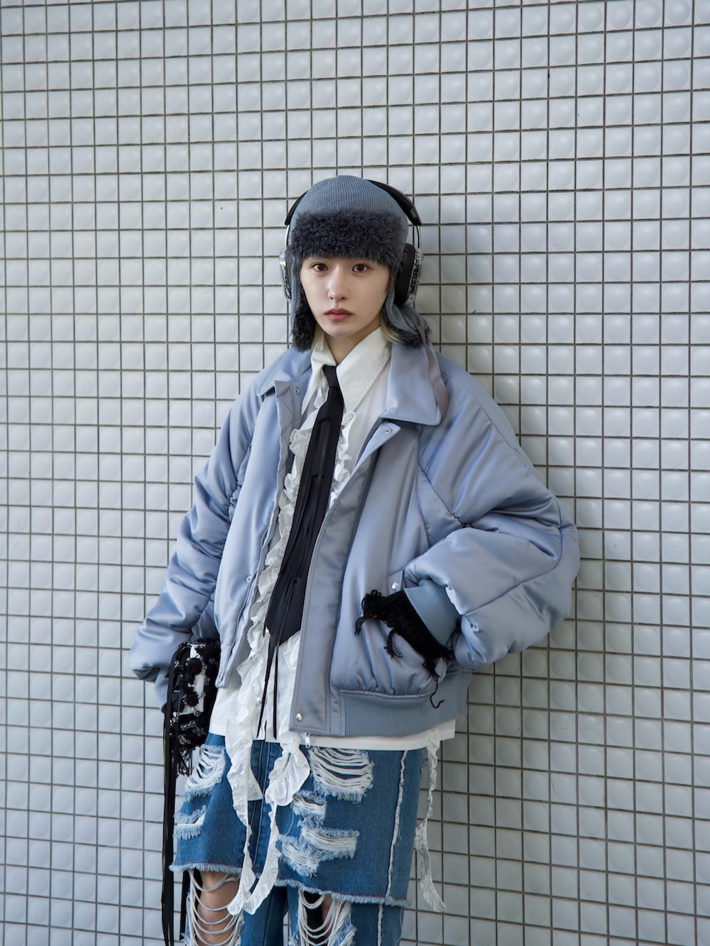 「冬アウター、中綿アウター、ブルーコーデ、フレアデニム、ダメージデニム、ネクタイ」｜「seytoのVintage satin gather blouson / ヴィンテージサテンギャザーブルゾン（ブルゾン、グレー系）」を使った、renyaさん（メンズ・170cm）の冬コーディネートの2枚目の写真